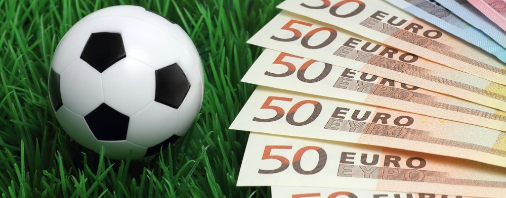 Футбольный мяч и евро